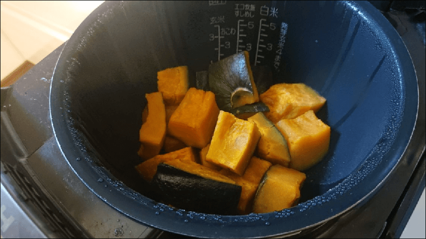 炊飯器で蒸かした冷凍かぼちゃ